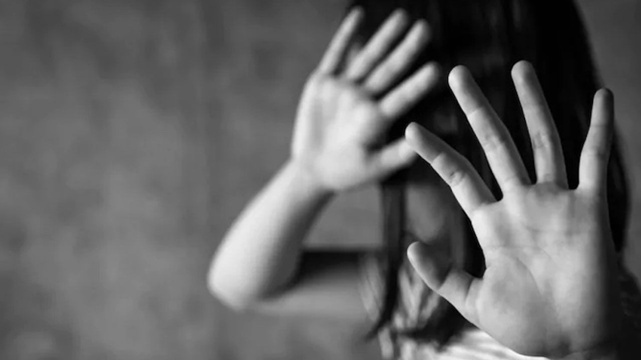 Maynaguri Physical Assault: ময়নাগুড়ি শ্লীলতাহানি কাণ্ডে নয়া মোড়, 'সুর' বদলের পর তৃণমূল নেতার হাত ধরে থানায় মৃত নাবালিকার বাবা Maynaguri Physical Assault: ময়নাগুড়ি শ্লীলতাহানি কাণ্ডে নয়া মোড়, 'সুর' বদলের পর তৃণমূল নেতার হাত ধরে থানায় মৃত নাবালিকার বাবা