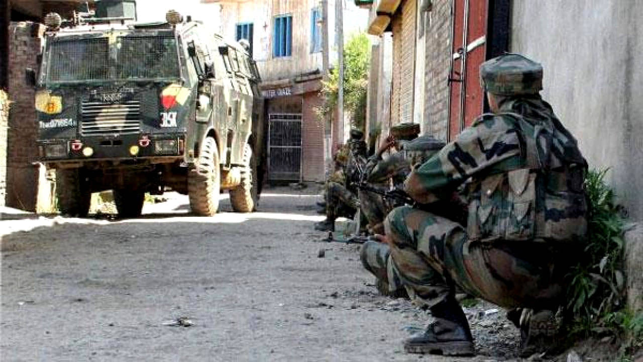 Militant attack in Kashmir : ফের রক্তাক্ত ভূস্বর্গ, জঙ্গি হানায় প্রাণ গেল এক আরপিএফ জওয়ানের, আহত ১