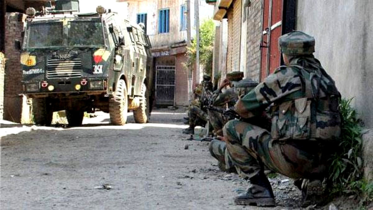 Militant attack in Kashmir : ফের রক্তাক্ত ভূস্বর্গ, জঙ্গি হানায় প্রাণ গেল এক আরপিএফ জওয়ানের, আহত ১