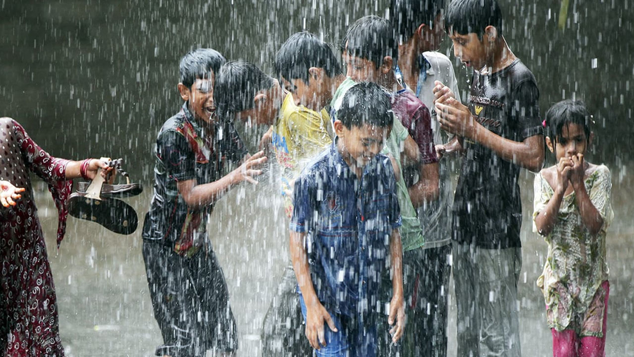 Rain in South Bengal: জেলায়-জেলায় কালবৈশাখীর দাপট, স্বস্তির বৃষ্টিতে ভিজল কলকাতা