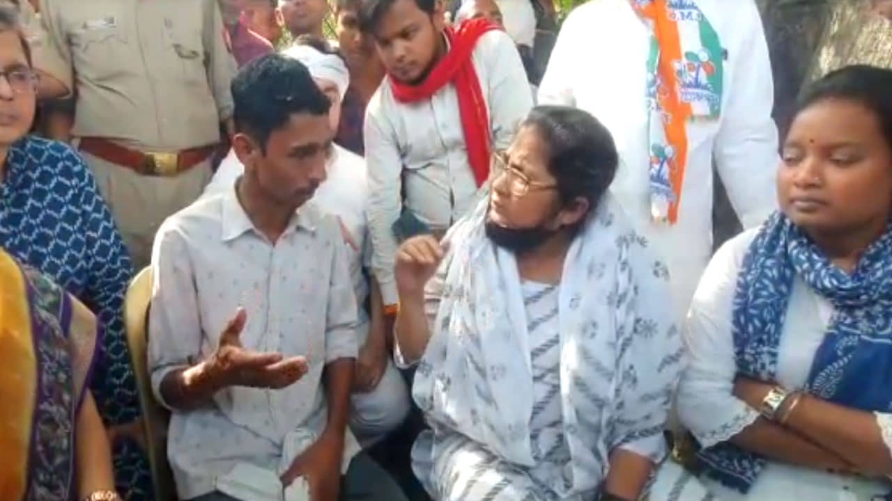 Prayagraj Killings: যোগীর পাশাপাশি দায় নিতে হবে মোদীকেও, প্রয়াগরাজে পা রেখেই তোপ দোলার