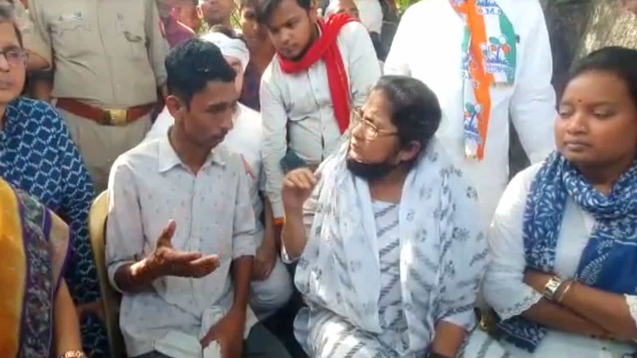 Prayagraj Killings: 'যোগীর পাশাপাশি দায় নিতে হবে মোদীকেও', প্রয়াগরাজে পা রেখেই তোপ দোলার Prayagraj Killings: 'যোগীর পাশাপাশি দায় নিতে হবে মোদীকেও', প্রয়াগরাজে পা রেখেই তোপ দোলার