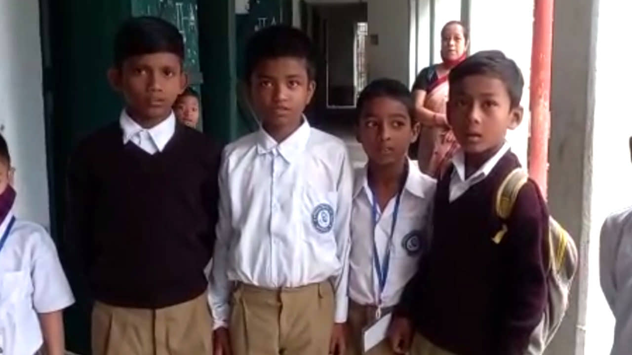 Summer Vacation: গরমের দাপটে নাজেহাল বাংলা, কিন্ত সোয়াটার গায়ে দিয়ে কেন স্কুলে এল এই জেলার পড়ুয়ারা?