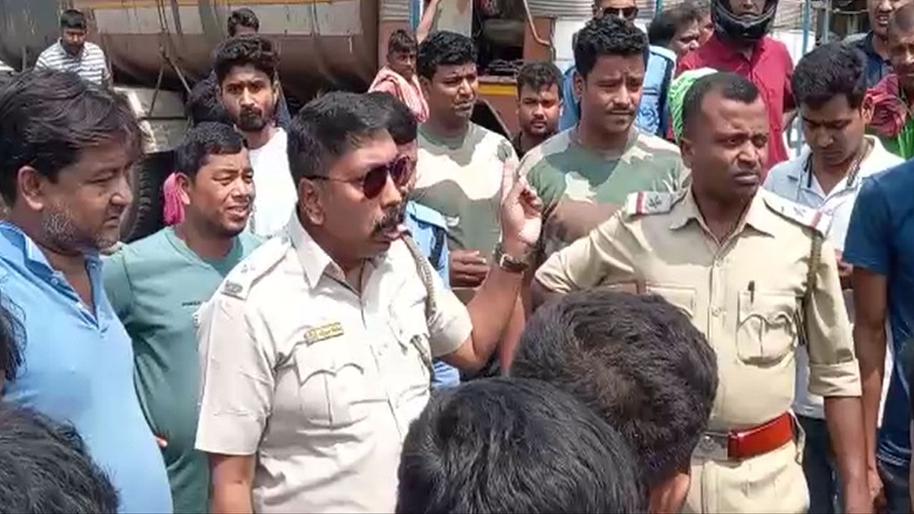 Civic Volunteer: ফের সিভিক ভলান্টিয়ারের দাদাগিরি, বাঁশ দিয়ে ব্যাপক মারধর অটো চালককে Civic Volunteer: ফের সিভিক ভলান্টিয়ারের দাদাগিরি, বাঁশ দিয়ে ব্যাপক মারধর অটো চালককে
