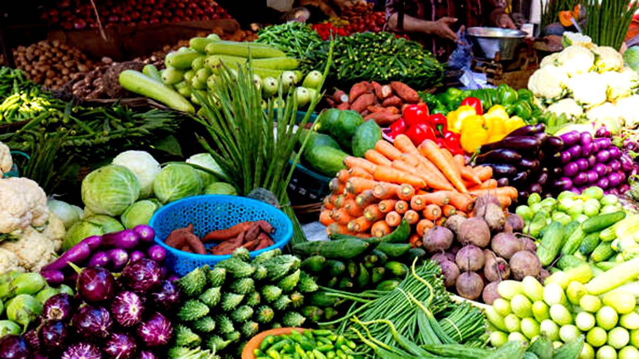 Vegetables Price: শাক-সবজির দামের আগুনে আঁচে হাত পুড়ছে মধ্যবিত্তের, বৃষ্টিতেই কী ফিরবে স্বস্তি? Vegetables Price: শাক-সবজির দামের আগুনে আঁচে হাত পুড়ছে মধ্যবিত্তের, বৃষ্টিতেই কী ফিরবে স্বস্তি?