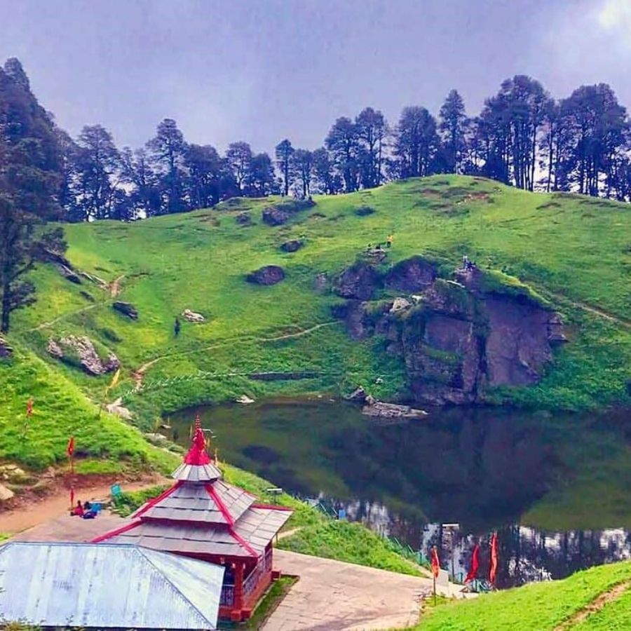 শোজা- হিমাচল প্রদেশের সবচেয়ে অভূতপূর্ব স্থানগুলির মধ্যে একটি। হিমাচল প্রদেশের এই গুপ্তধনে একবার গেলে বারে বারে ফিরে যেতে মনে হবে। ব্যাকপ্যাকারদের জন্য বেশ কিছু হোস্টেল রয়েছে। এই উপত্যকার শ্বাসরুদ্ধকর সৌন্দর্য সবচেয়ে বেশি আকর্ষণীয়।