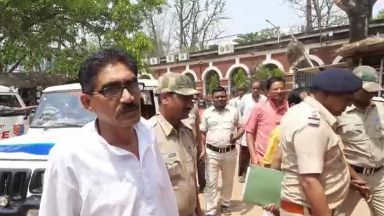 Bankura BJP Leader: আইসিকে 'বিবস্ত্র' করার হুমকি দিয়েছিলেন, বিতর্কিত সেই নেতাই ফের বললেন, 'উলঙ্গ রাজ চলছে' Bankura BJP Leader: আইসিকে 'বিবস্ত্র' করার হুমকি দিয়েছিলেন, বিতর্কিত সেই নেতাই ফের বললেন, 'উলঙ্গ রাজ চলছে'