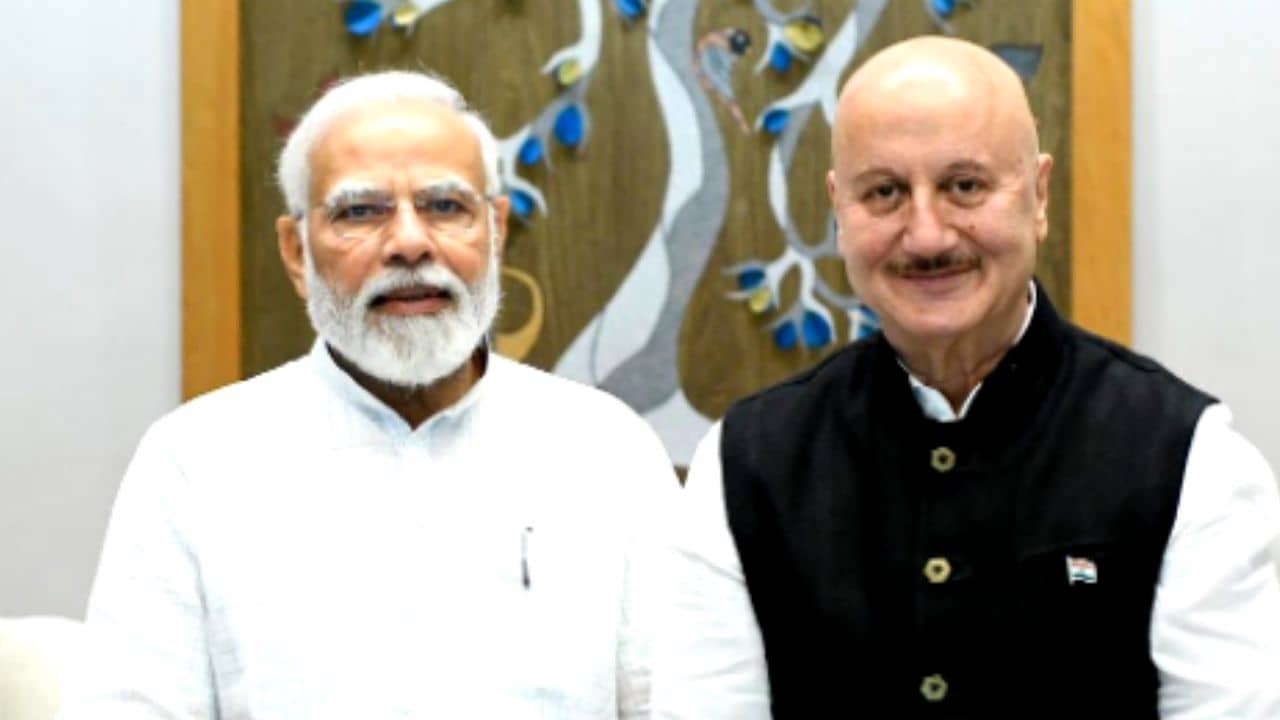 Narendra Modi: প্রধানমন্ত্রীর সঙ্গে সাক্ষাৎ অনুপম খেরের, দিলেন অমূল্য এক উপহার