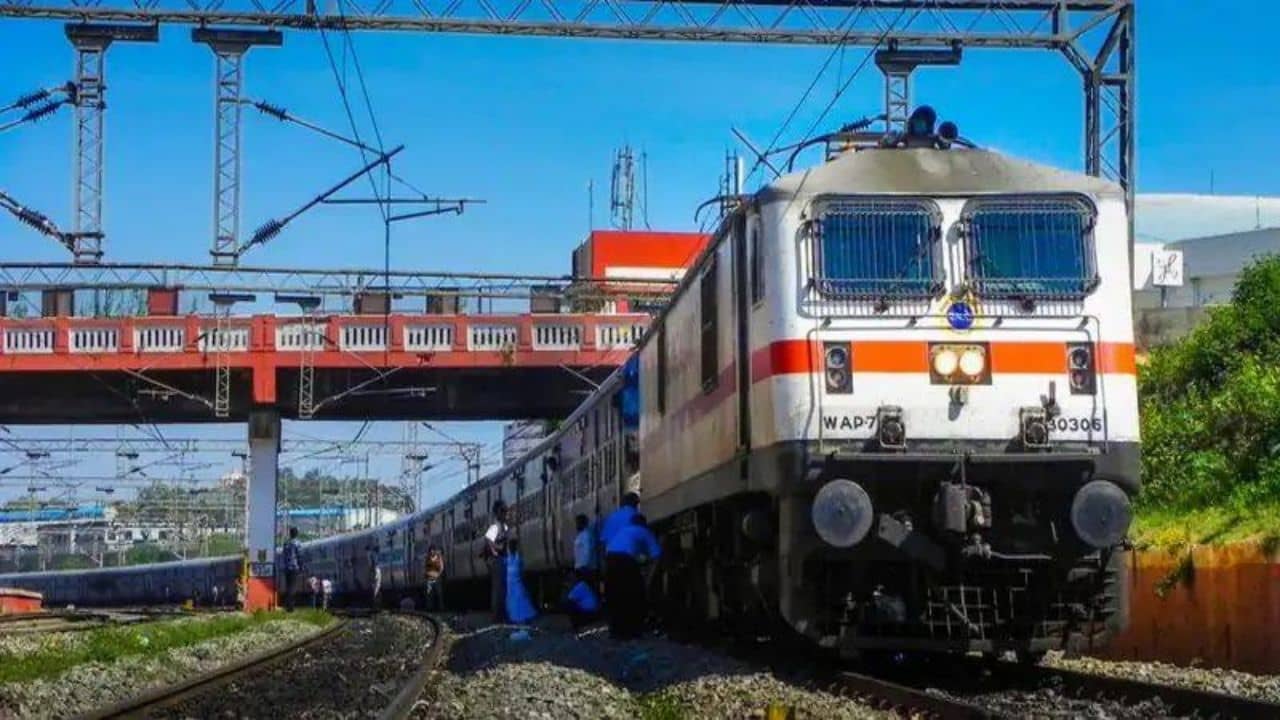 Railway Ticket Booking: IRCTC দিচ্ছে বড় সুযোগ! এই কাজ করলেই একসঙ্গে কাটা যাবে ২৪টি টিকিট