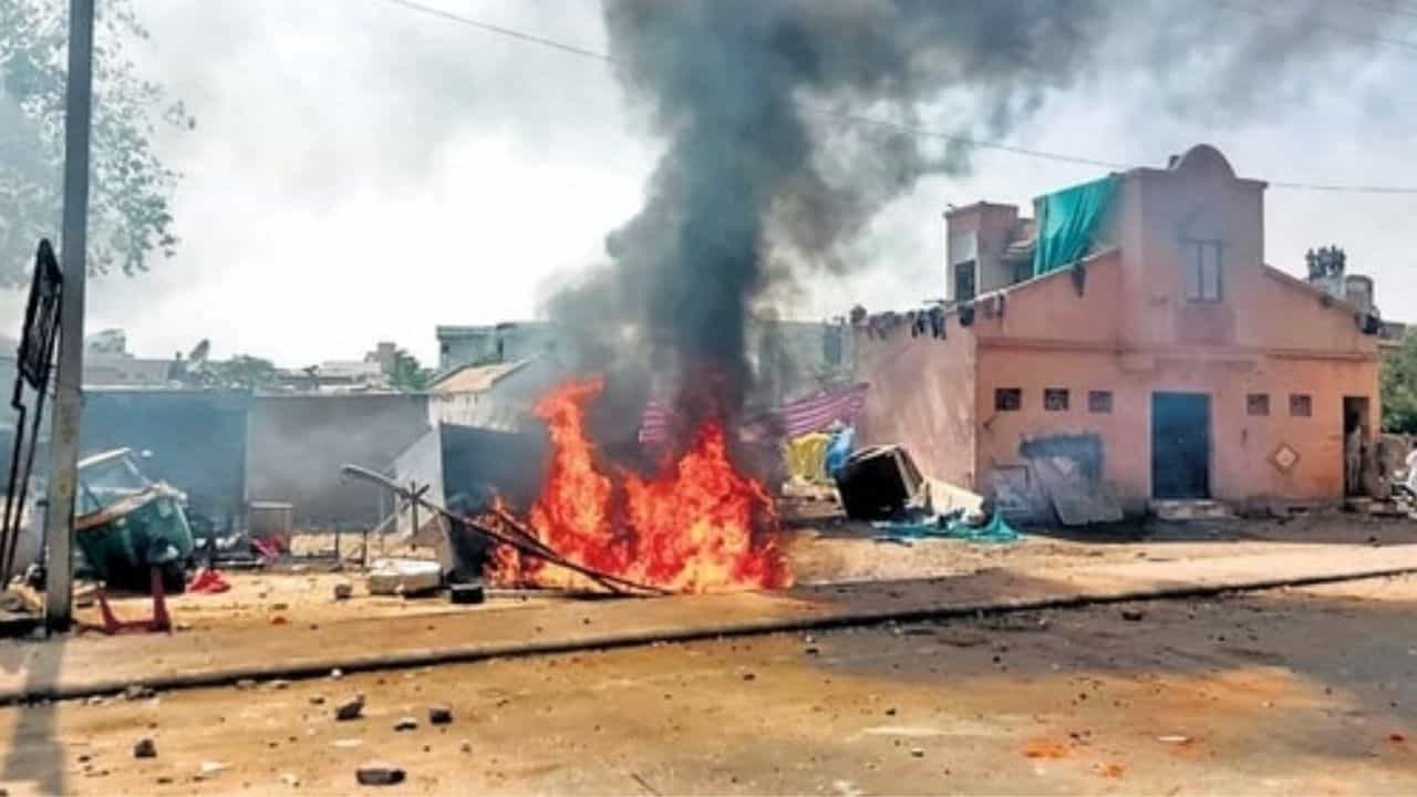 Madhya Pradesh: রাম নবমীর দিন পাথর ছুড়ে সম্পত্তি নষ্ট করেছিল, শায়েস্তা করতে প্রশাসন যা পদক্ষেপ করল... Madhya Pradesh: রাম নবমীর দিন পাথর ছুড়ে সম্পত্তি নষ্ট করেছিল, শায়েস্তা করতে প্রশাসন যা পদক্ষেপ করল...