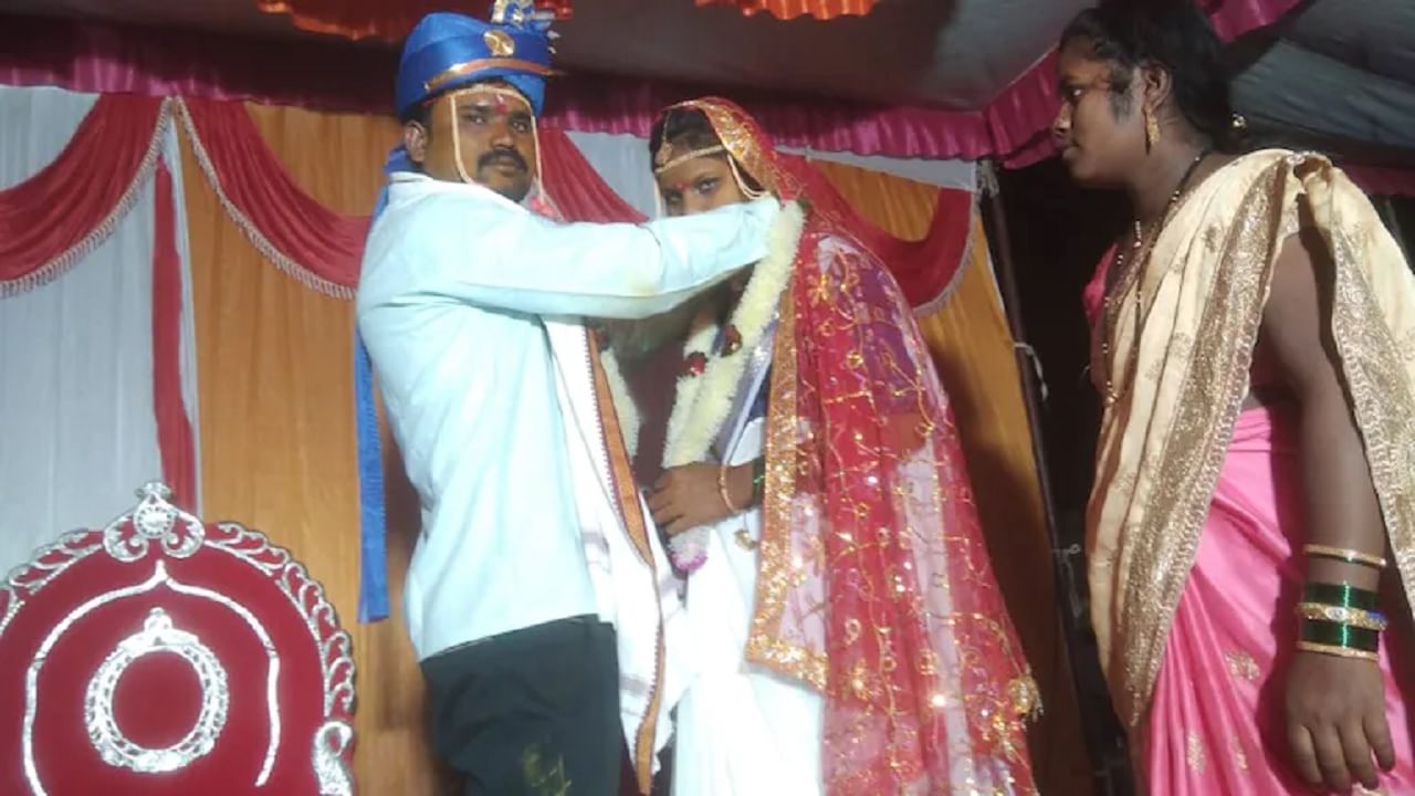 Viral: লগ্ন পেরিয়ে বিয়ে করতে এল মদ্যপ বর, অন্য জনের গলায় মালা পরাল কনে Viral: লগ্ন পেরিয়ে বিয়ে করতে এল মদ্যপ বর, অন্য জনের গলায় মালা পরাল কনে
