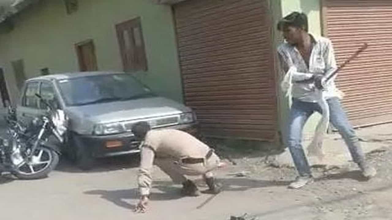 Viral Video : পুলিশকর্মীর ‘ছোট্ট ভুল’, লাঠি ছিনিয়ে রাস্তার উপর উর্দিধারীকেই বেধড়ক মার যুবকের Viral Video : পুলিশকর্মীর ‘ছোট্ট ভুল’, লাঠি ছিনিয়ে রাস্তার উপর উর্দিধারীকেই বেধড়ক মার যুবকের