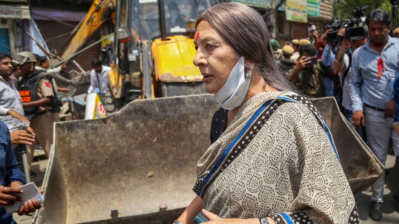 Jahangirpuri Demolition : সুপ্রিম কোর্টের নির্দেশের পরও চলল বুলডোজ়ার, জাহাঙ্গিরপুরীতে বুক চিতিয়ে উৎখাত রুখলেন সিপিএম নেত্রী