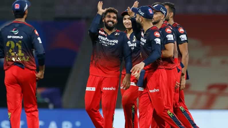 এখনও পর্যন্ত হওয়া আইপিএলের ৭ টি ম্যাচের নিরিখে বর্তমানে পার্পল ক্যাপের দৌড়ে শীর্ষে রয়েছেন রয়্যাল চ্যালেঞ্জার্স ব্যাঙ্গালোরের ভানিন্দু হাসারঙ্গা (Wanindu Hasaranga)। তিনি ২টি ম্যাচে মোট ৫টি উইকেট নিয়েছেন। এবং ৮ ওভার বল করে ৬০ রান খরচ করেছেন। (ছবি-আইপিএল ওয়েবসাইট)