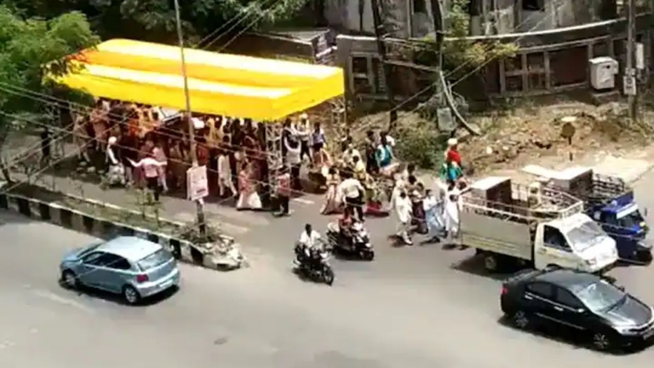 Viral Video: কড়া রোদ এড়াতে চলন্ত শামিয়ানার নীচে বরযাত্রীর নাচ, দেখুন ভাইরাল ভিডিয়োয় Viral Video: কড়া রোদ এড়াতে চলন্ত শামিয়ানার নীচে বরযাত্রীর নাচ, দেখুন ভাইরাল ভিডিয়োয়