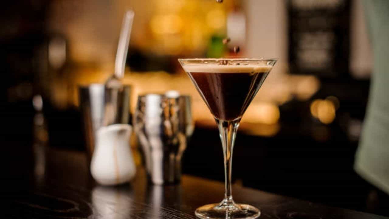 Alcohol-Coffee: মদের সঙ্গে কফি দিয়ে ককটেল বানাচ্ছেন? নিজের কী ক্ষতি করছেন জানেন?