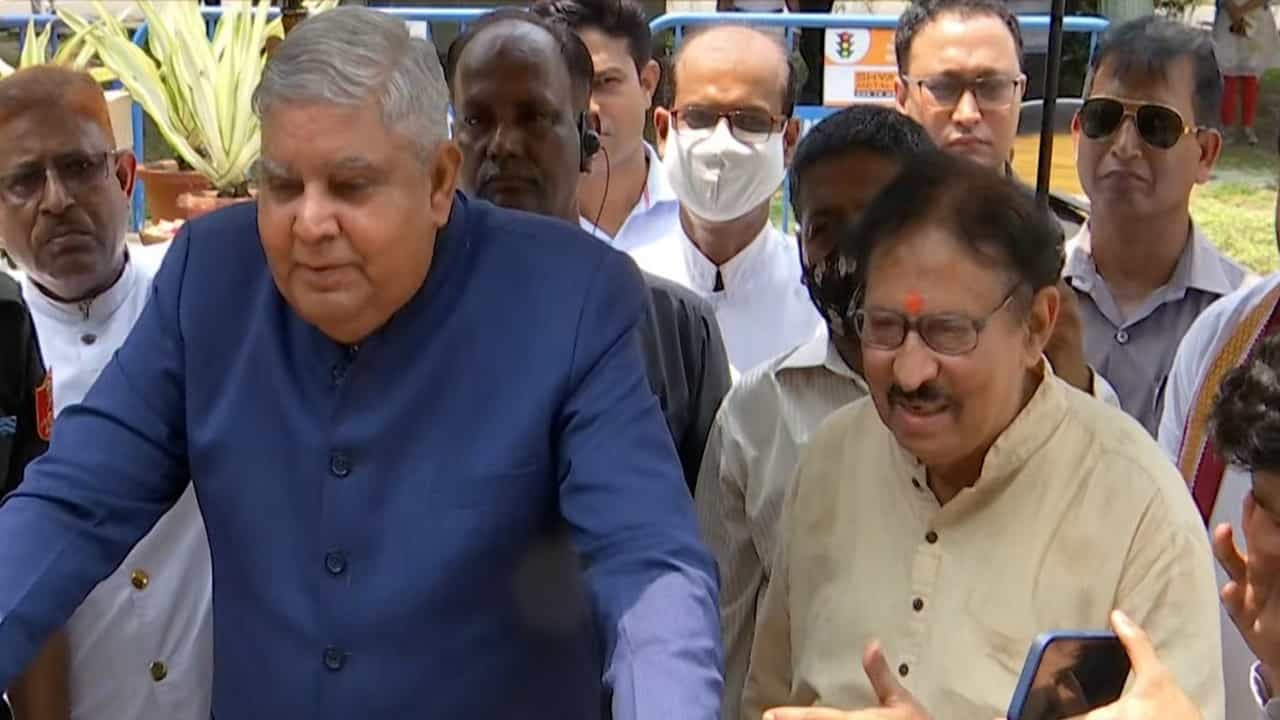 Governor-Speaker clash : সাংবাদিকদের প্রশ্নের জবাব রাজ্যপালের, পাশ থেকে 'থামালেন' স্পিকার Governor-Speaker clash : সাংবাদিকদের প্রশ্নের জবাব রাজ্যপালের, পাশ থেকে 'থামালেন' স্পিকার