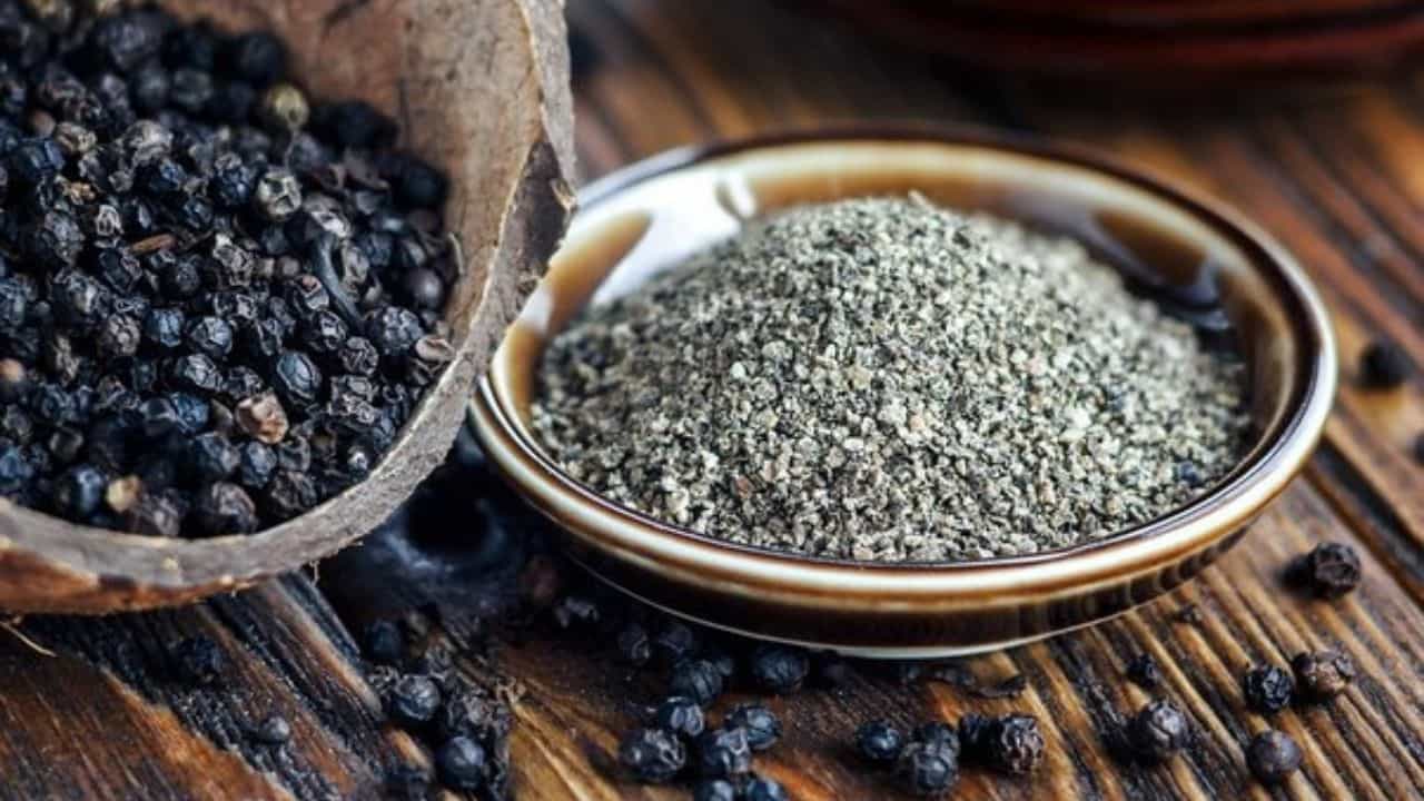 Black Pepper: রোজকার ডায়েটে এক চিমটি গোলমরিচেই হবে 'ম্যাজিক'! গুণের বহর দেখলে চমকাবেন আপনিও Black Pepper: রোজকার ডায়েটে এক চিমটি গোলমরিচেই হবে 'ম্যাজিক'! গুণের বহর দেখলে চমকাবেন আপনিও