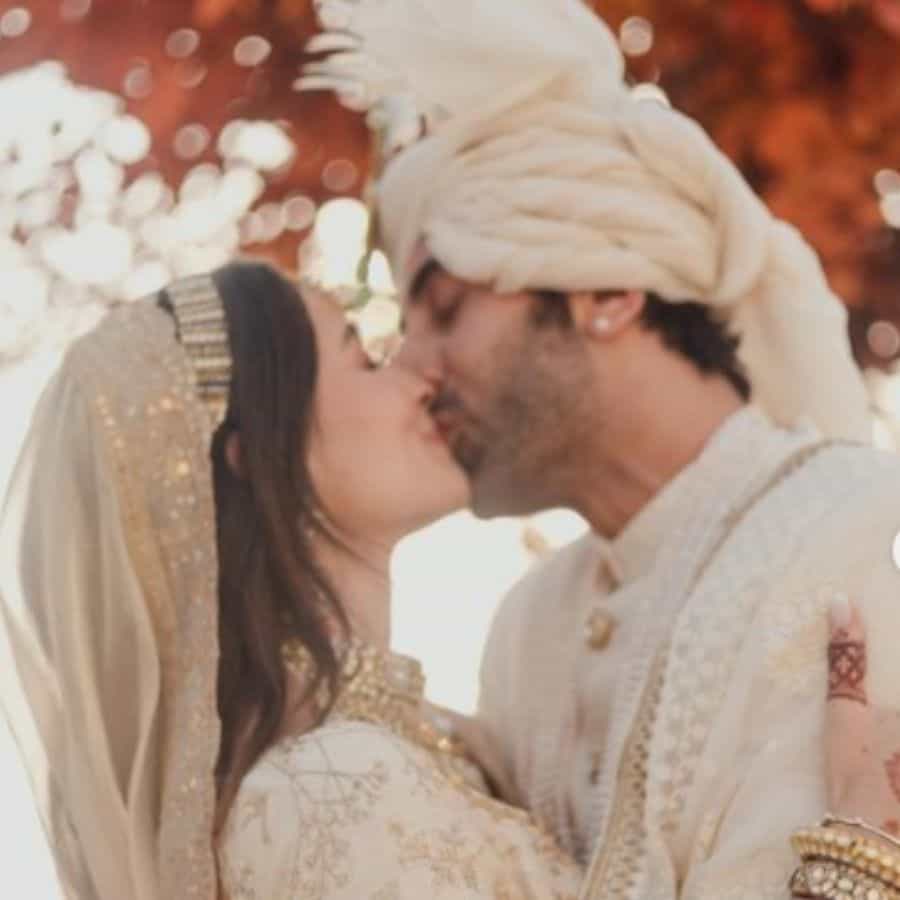 ঠোঁটে ঠোঁট রেখে বিয়ের কথা জানালেন রালিয়া। বিয়ের পর প্রথম ছবি পোস্ট করলেন কাপুর পরিবারের নববধূ আলিয়া।