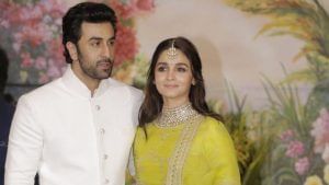 Alia Bhatt-Ranbir Kapoor Wedding: বিয়েতে আলিয়া-রণবীর কেমন পোশাকে সাজবেন? ডিজাইনারই বা কে?