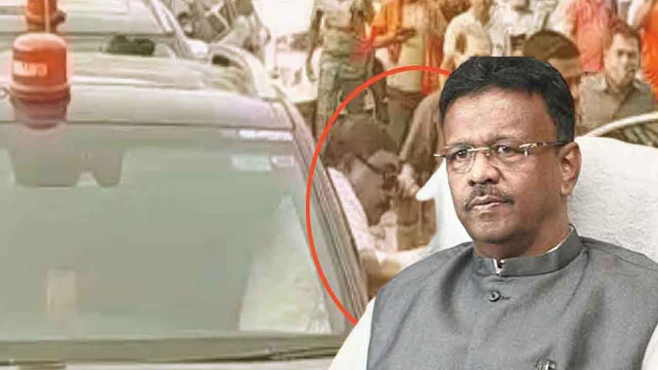 Firhad Hakim on Red Beacon Light: 'কোনও অধিকার নেই গাড়িতে লালবাতি লাগানোর', ফিরহাদের 'দাওয়াইয়ে' চাপে 'কেষ্ট' Firhad Hakim on Red Beacon Light: 'কোনও অধিকার নেই গাড়িতে লালবাতি লাগানোর', ফিরহাদের 'দাওয়াইয়ে' চাপে 'কেষ্ট'