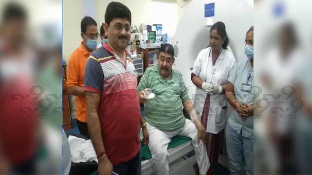 Anubrata Mondal Controversy: বুকের পরীক্ষা করতে এসে সেই মেশিনের বুকের উপর বসে 'চায়ে পে চর্চায়' অনুব্রত Anubrata Mondal Controversy: বুকের পরীক্ষা করতে এসে সেই মেশিনের বুকের উপর বসে 'চায়ে পে চর্চায়' অনুব্রত