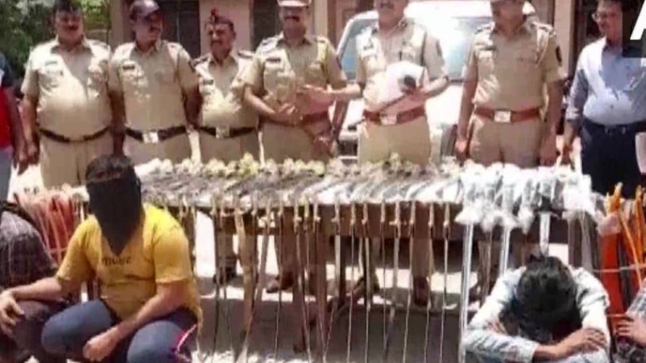 Maharashtra Arms Recovered: ব্যারিকেড ভেঙে পালাচ্ছিল SUV গাড়ি, দরজা খুলতেই চোখ কপালে উঠল পুলিশের....