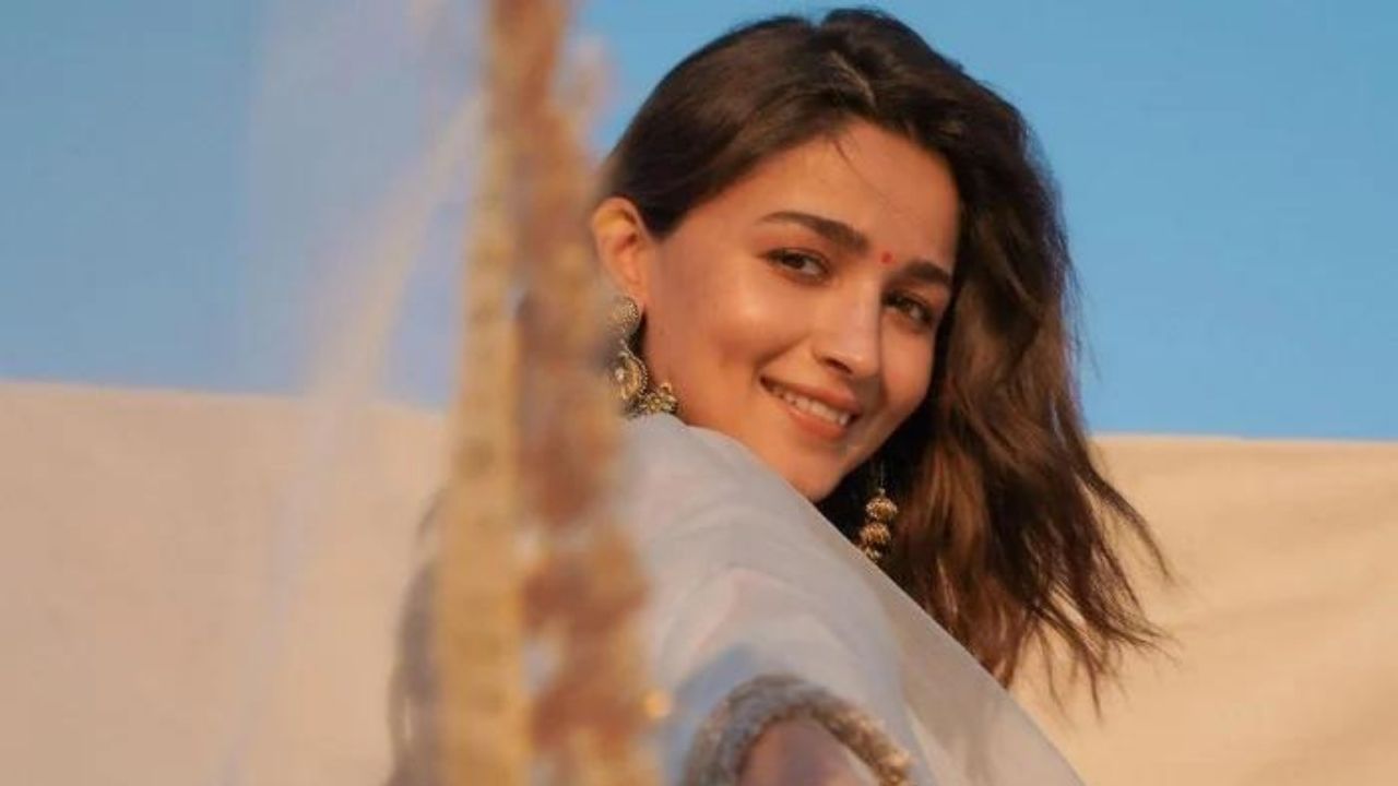 Beauty Secrets of Alia Bhatt: মেকআপ ছাড়াই আলিয়ার ত্বক সুন্দর ও উজ্জ্বল! সৌন্দর্যের আসল রহস্য কী?