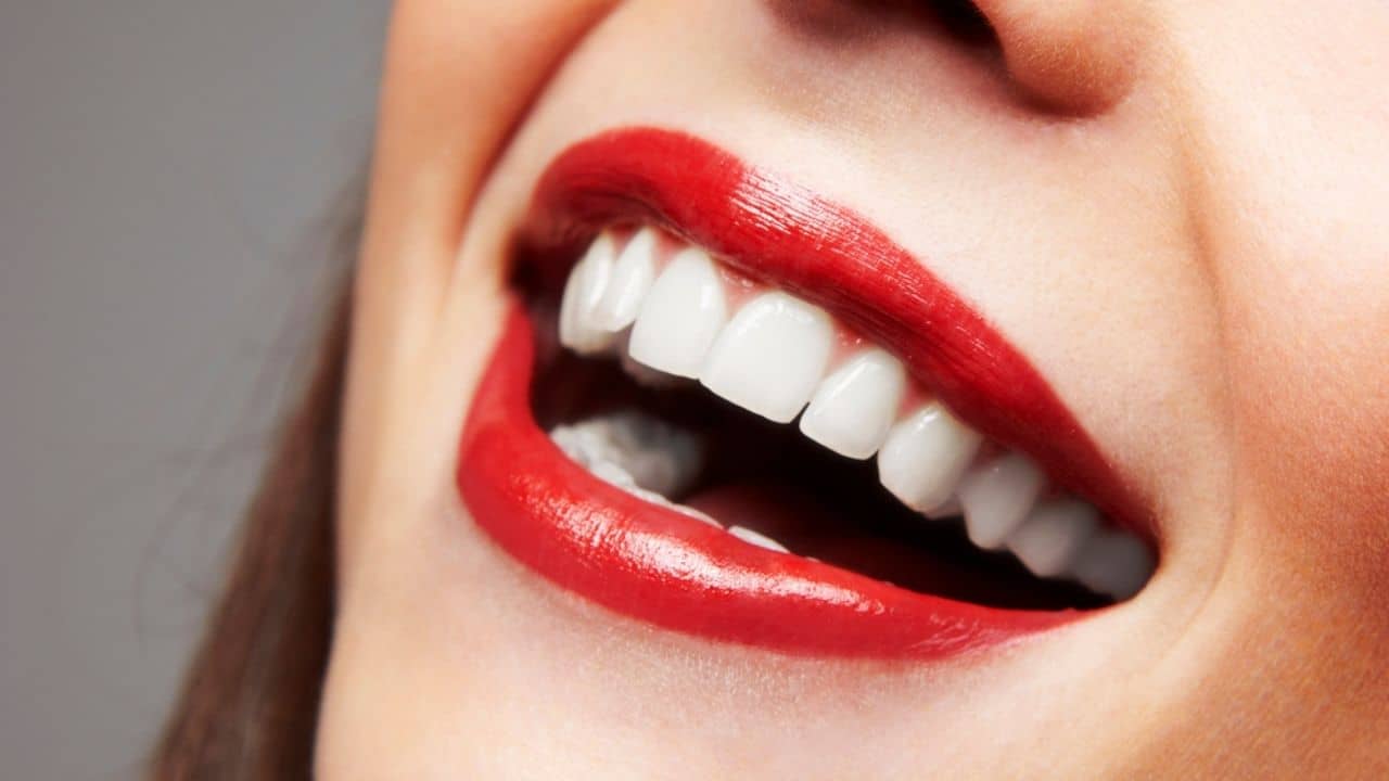 Bedtime Rituals: মুক্তোর মত চকচকে সাদা দাঁত পেতে রাতে শোওয়ার আগে এই নিয়মগুলি মানতেই হবে