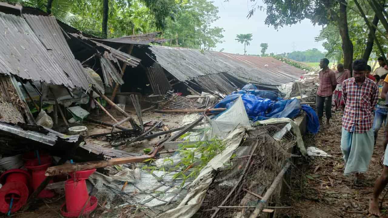 Weather Update: গভীর রাতে হঠাৎ শন শন শব্দ, মনে হচ্ছে মাথার উপর যেন চাল ভেঙে পড়বে... তুমুল ঝড়বৃষ্টিতে ভিটে হারা বহু Weather Update: গভীর রাতে হঠাৎ শন শন শব্দ, মনে হচ্ছে মাথার উপর যেন চাল ভেঙে পড়বে... তুমুল ঝড়বৃষ্টিতে ভিটে হারা বহু