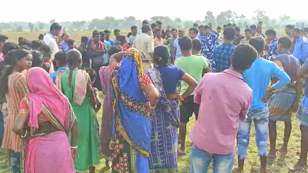 Birbhum Body Recover: শাড়ির আঁচলটা বেরিয়েছিল ঝোপের ভিতর থেকে, স্বামী পরিত্যক্তা পাড়ার বউয়ের শেষমেশ এই পরিস্থিতি! তাজ্জব পড়শিরা Birbhum Body Recover: শাড়ির আঁচলটা বেরিয়েছিল ঝোপের ভিতর থেকে, স্বামী পরিত্যক্তা পাড়ার বউয়ের শেষমেশ এই পরিস্থিতি! তাজ্জব পড়শিরা