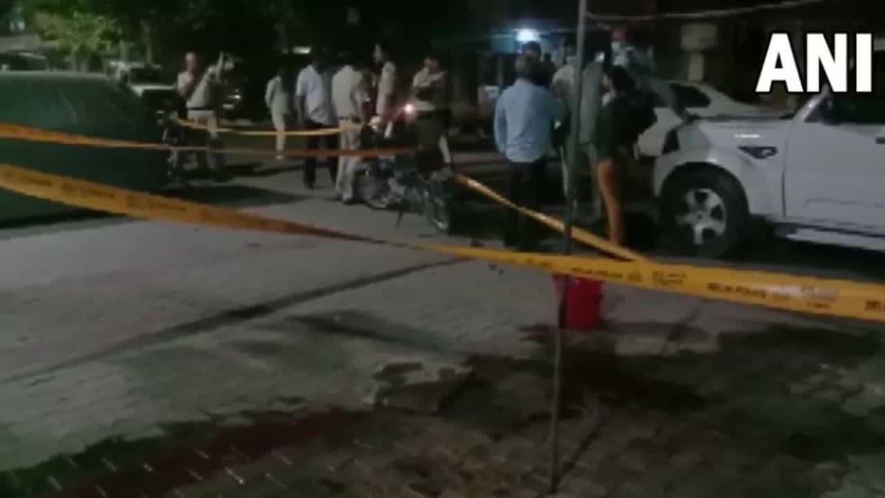 BJP Leader Murder: ক্যাঁচ করে শব্দ হয়েছিল গেট খুলতেই, সঙ্গে সঙ্গে চলল গুলি! প্রকাশ্য রাস্তায় খুন বিজেপি নেতা BJP Leader Murder: ক্যাঁচ করে শব্দ হয়েছিল গেট খুলতেই, সঙ্গে সঙ্গে চলল গুলি! প্রকাশ্য রাস্তায় খুন বিজেপি নেতা