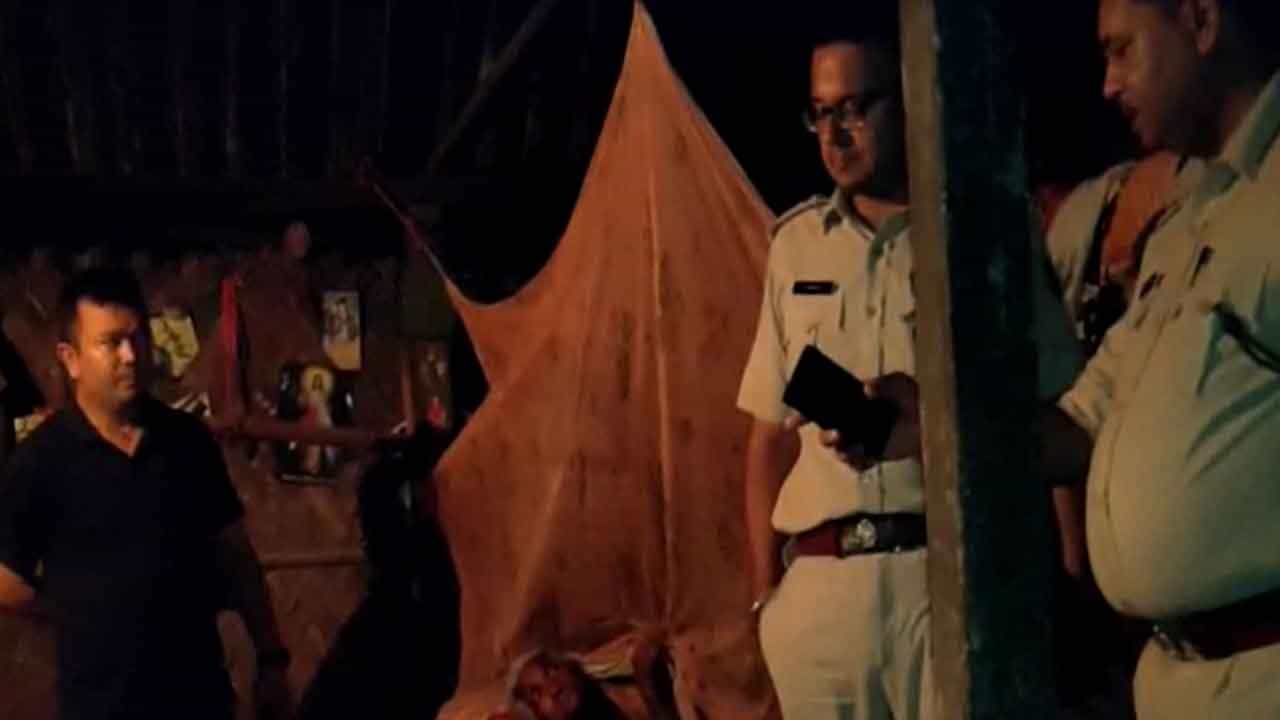 Body Found: মেঝেতে চাপ চাপ রক্ত, মশারির ভিতর থেকে উঁকি মারছেন বৃদ্ধা... ঘরে ঢুকতেই ভয়ঙ্কর দৃশ্য Body Found: মেঝেতে চাপ চাপ রক্ত, মশারির ভিতর থেকে উঁকি মারছেন বৃদ্ধা... ঘরে ঢুকতেই ভয়ঙ্কর দৃশ্য