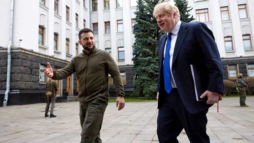 Boris Johnson-Volodymyr Zelenskyy Meet: জ়েলেনস্কির সঙ্গে হঠাৎ সাক্ষাৎ বরিসের, সাঁজোয়া গাড়ি-অস্ত্র দিয়ে সাহায্যের আশ্বাস