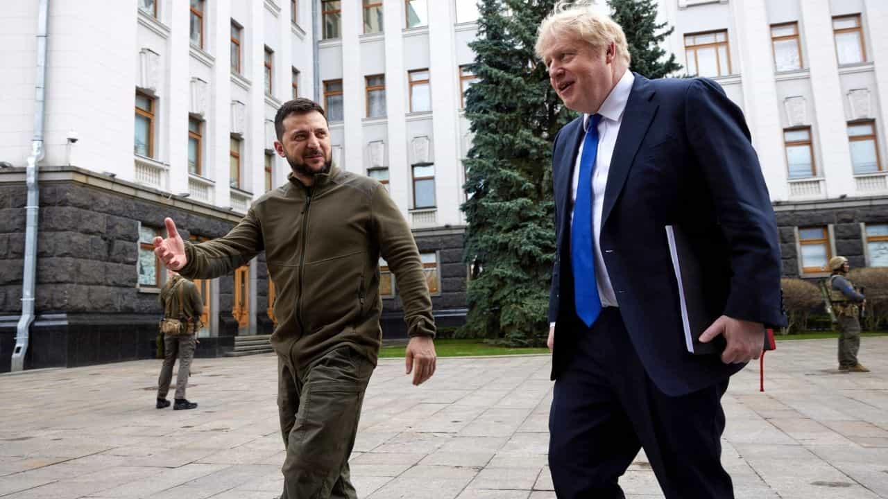 Boris Johnson-Volodymyr Zelenskyy Meet: জ়েলেনস্কির সঙ্গে হঠাৎ সাক্ষাৎ বরিসের, সাঁজোয়া গাড়ি-অস্ত্র দিয়ে সাহায্যের আশ্বাস Boris Johnson-Volodymyr Zelenskyy Meet: জ়েলেনস্কির সঙ্গে হঠাৎ সাক্ষাৎ বরিসের, সাঁজোয়া গাড়ি-অস্ত্র দিয়ে সাহায্যের আশ্বাস