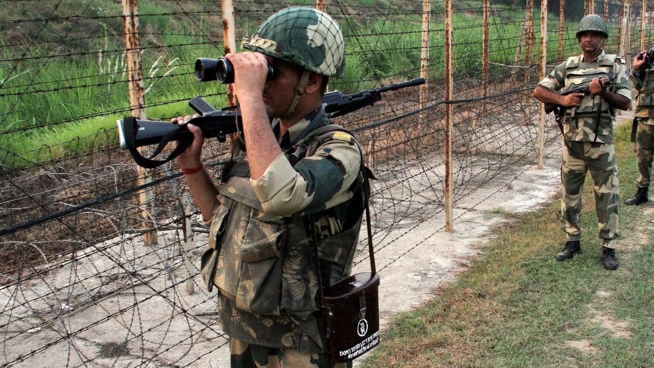 Pakistani Drone Shot down: মধ্যরাতে মাথার উপর 'অদ্ভুত' শব্দ শুনেই গুলি চালিয়েছিল BSF, তল্লাশি অভিযানের পর যা পেল... Pakistani Drone Shot down: মধ্যরাতে মাথার উপর 'অদ্ভুত' শব্দ শুনেই গুলি চালিয়েছিল BSF, তল্লাশি অভিযানের পর যা পেল...