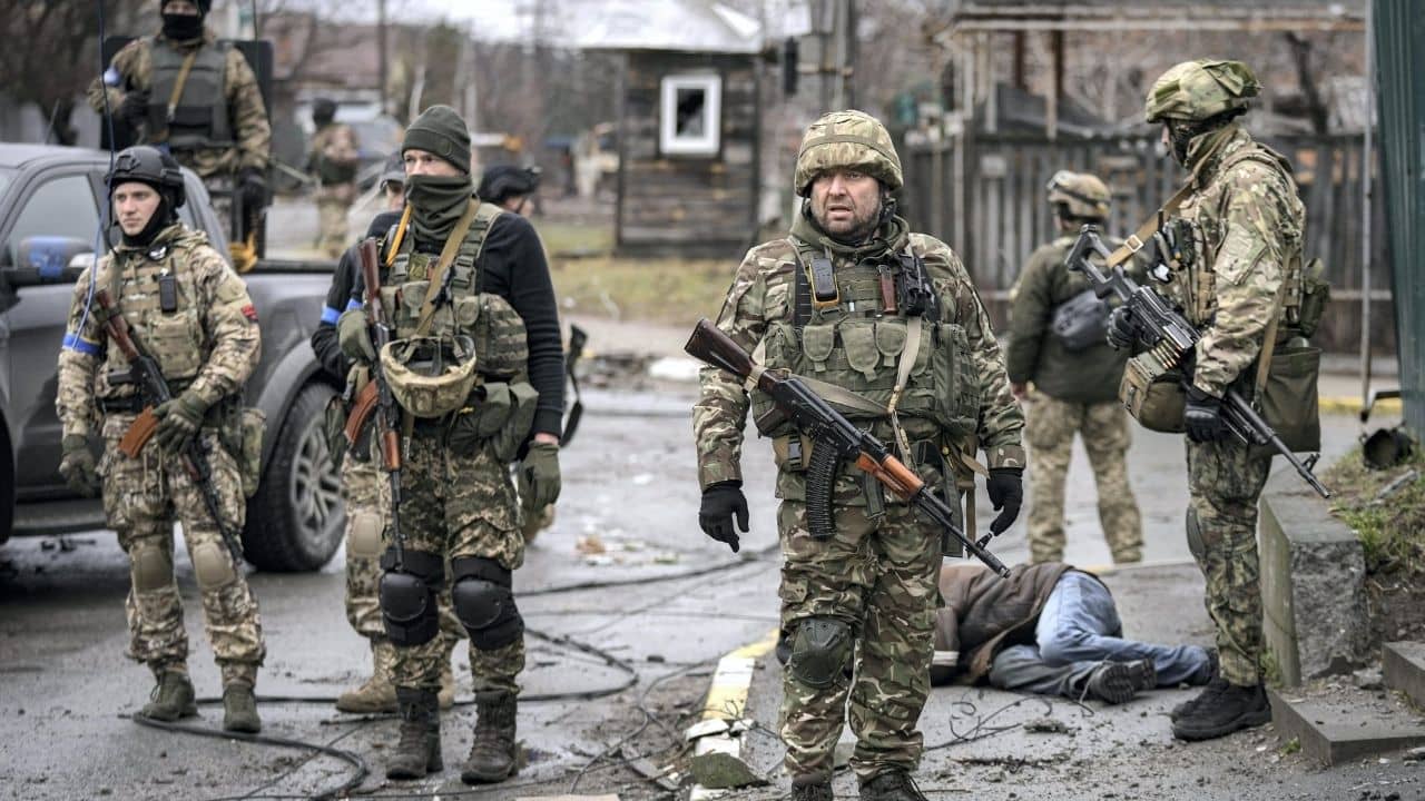 Russia-Ukraine Conflict: কারোর হাত বাঁধা, কেউ আবার মাঝরাস্তায় উপুড় হয়ে পড়ে! বুচার রাস্তায় ২০ টি মৃতদেহ ঘিরে বাঁধছে সন্দেহের দানা...