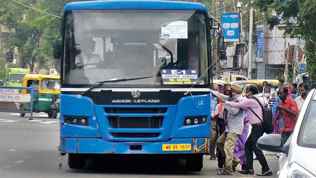 Bus Service: অফিস টাইমেই 'উধাও' সরকারি বাস! কলকাতার রাস্তায় বাসের সংখ্যা শুনলে ভিরমি খাবেন নিত্যযাত্রীরা