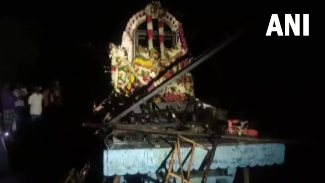 Tamil Nadu Electrocution: মন্দির থেকে কিছুটাই এগিয়েছিল রথ, হাই ভোল্টেজ তারের সংস্পর্শে আসতেই পুড়ে ছাই কমপক্ষে ১১ জন