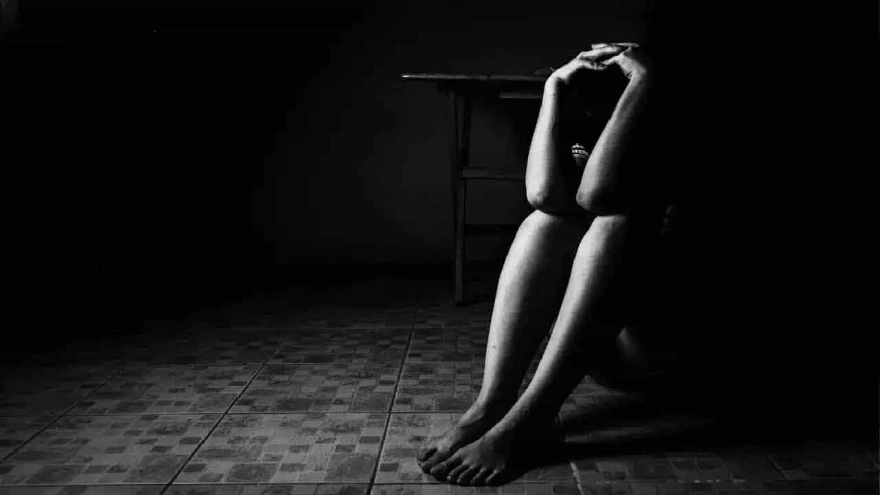 Child Abuse: মেয়েটির পিছু নিয়ে শৌচালয়ে ঢোকেন যুবক, এরপরই থরথর করে কাঁপতে কাঁপতে বেরিয়ে আসে নাবালিকা...