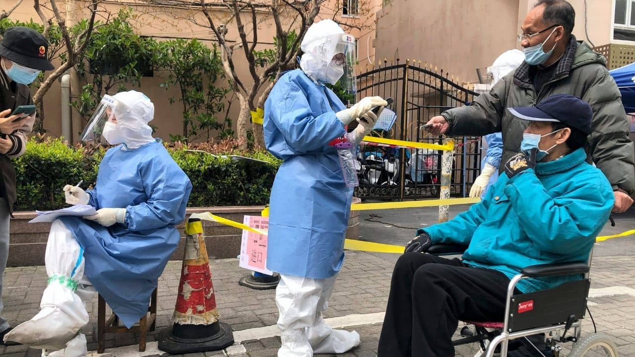 COVID-19 in China: শহরজুড়ে লকডাউন, দোকানে খাবার নিয়ে কাড়াকাড়ি! রেকর্ড সংক্রমণ সামাল দিতে হিমশিম খাচ্ছে চিন