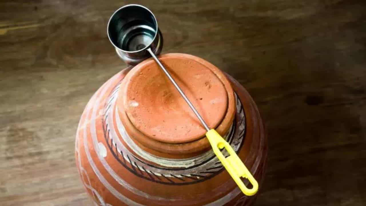 Vastu Tips: গরমকালে মাটির পাত্রে জল রাখছেন? বাস্তুমতে সঠিক জায়গায় না রাখলে হতে পারে ভয়ংকর আর্থিক সমস্যা Vastu Tips: গরমকালে মাটির পাত্রে জল রাখছেন? বাস্তুমতে সঠিক জায়গায় না রাখলে হতে পারে ভয়ংকর আর্থিক সমস্যা