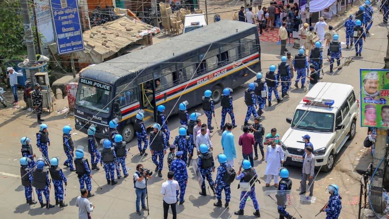 Delhi Clash: শোভাযাত্রায় ঢিল নাকি মসজিদ ভাঙচুর? জাহাঙ্গিরপুরীর সংঘর্ষের কারণ খতিয়ে দেখছে পুলিশ Delhi Clash: শোভাযাত্রায় ঢিল নাকি মসজিদ ভাঙচুর? জাহাঙ্গিরপুরীর সংঘর্ষের কারণ খতিয়ে দেখছে পুলিশ