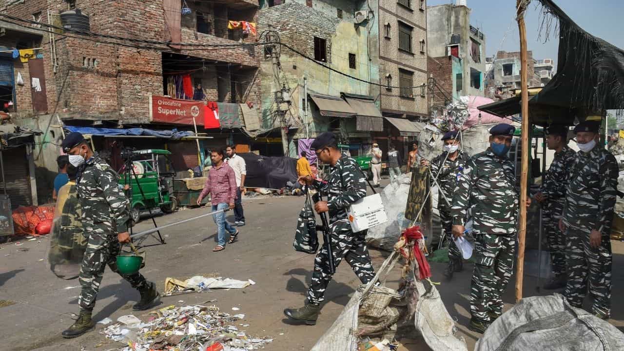 Delhi Clash: 'হঠাৎ এফোঁড়-ওফোঁড় হয়ে গেল হাত...', জাহাঙ্গিরপুরীতে কী হয়েছিল সেইদিন, জানালেন আহত পুলিশকর্মী Delhi Clash: 'হঠাৎ এফোঁড়-ওফোঁড় হয়ে গেল হাত...', জাহাঙ্গিরপুরীতে কী হয়েছিল সেইদিন, জানালেন আহত পুলিশকর্মী