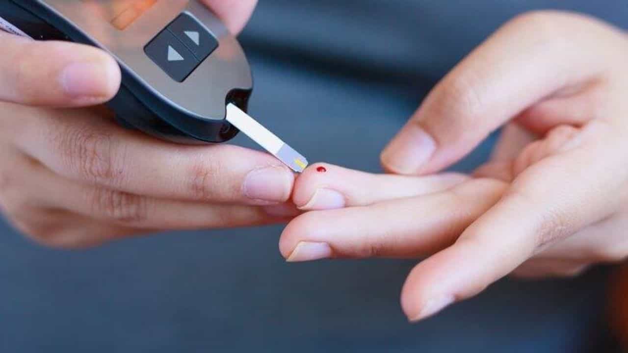 Diabetes: বাবা-মা উভয়েই ডায়াবেটিসে আক্রান্ত? নিজেকে বাঁচাতে আজ থেকেই মেনে চলুন এই ৫ নিয়ম Diabetes: বাবা-মা উভয়েই ডায়াবেটিসে আক্রান্ত? নিজেকে বাঁচাতে আজ থেকেই মেনে চলুন এই ৫ নিয়ম