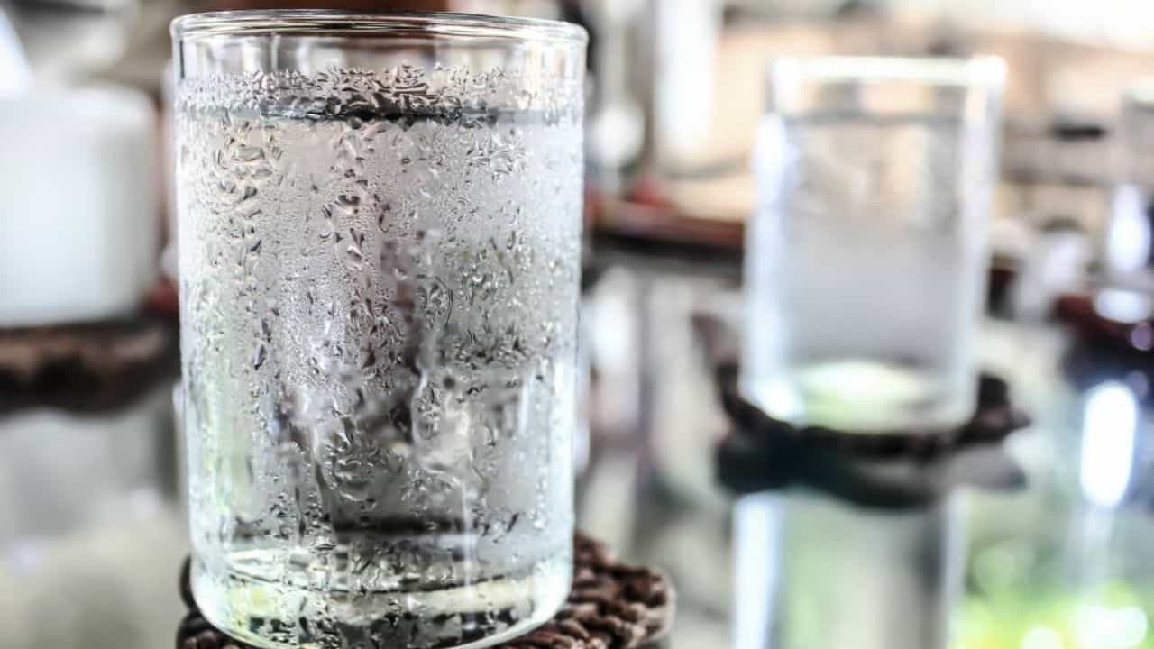 Health Tips in Summer: রোদ থেকে এসেই ঢকঢক করে ঠান্ডা জল খেয়ে ফেলেন নাকি! হতে পারে হার্ট অ্যাটাক