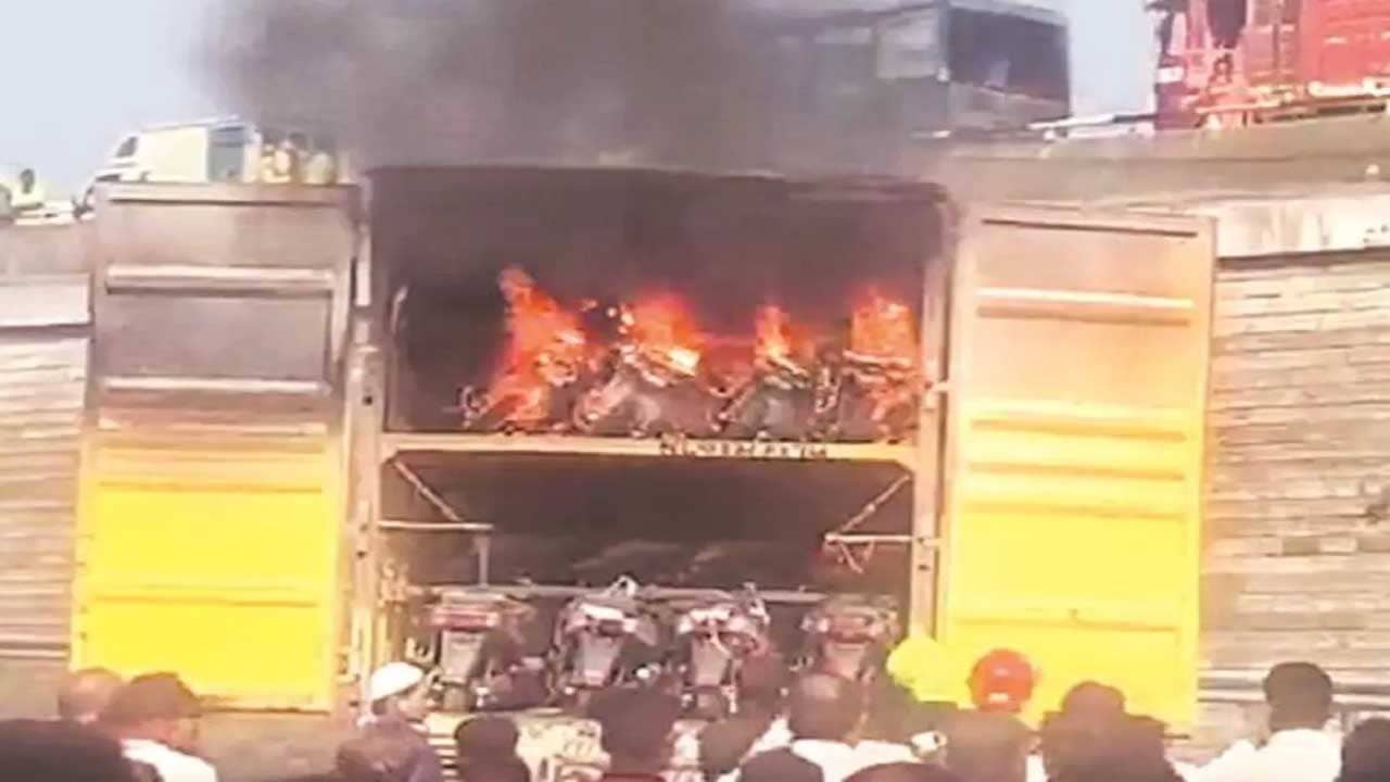 Electric Scooter Caught Fire: দাউদাউ করে জ্বলছে ২০টি ইলেকট্রিক স্কুটার, কন্টেনারের ভিতরেই লাগল আগুন