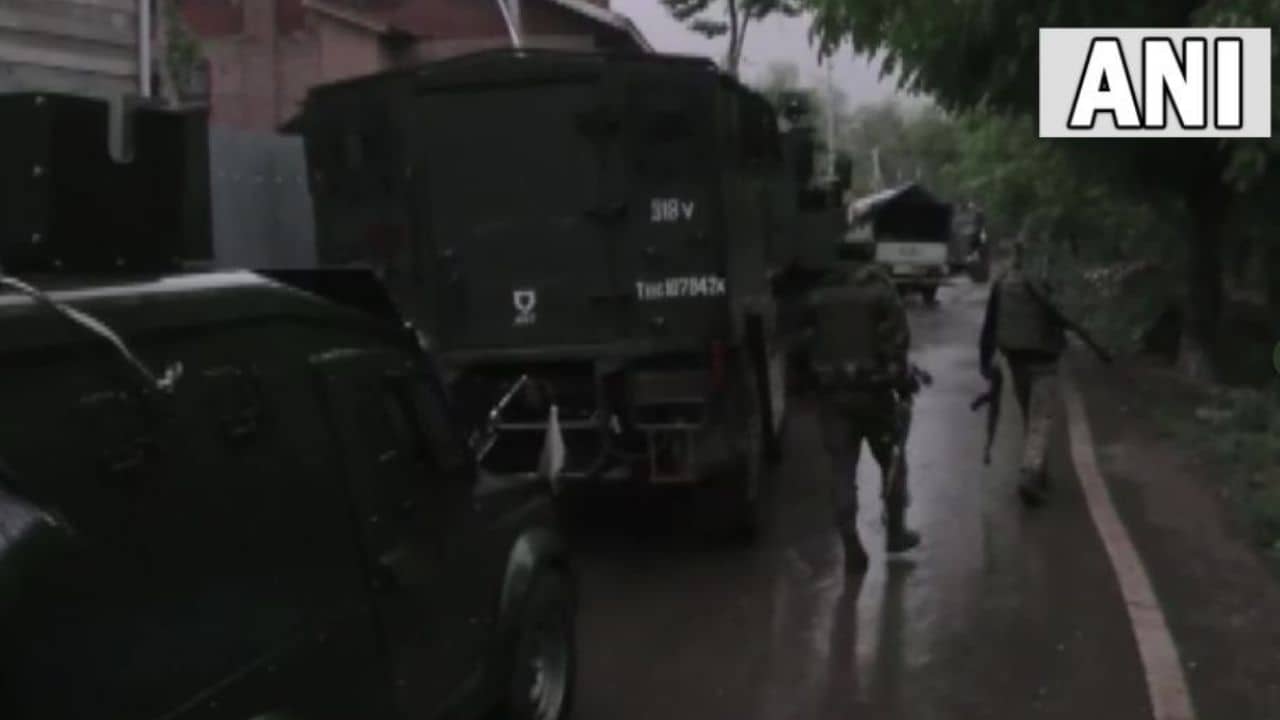 J&K Encounter: সকাল থেকেই সংঘর্ষে উত্তপ্ত উপত্যকা, পিছন থেকে হামলা জঙ্গিদের, আহত ৩ জওয়ান