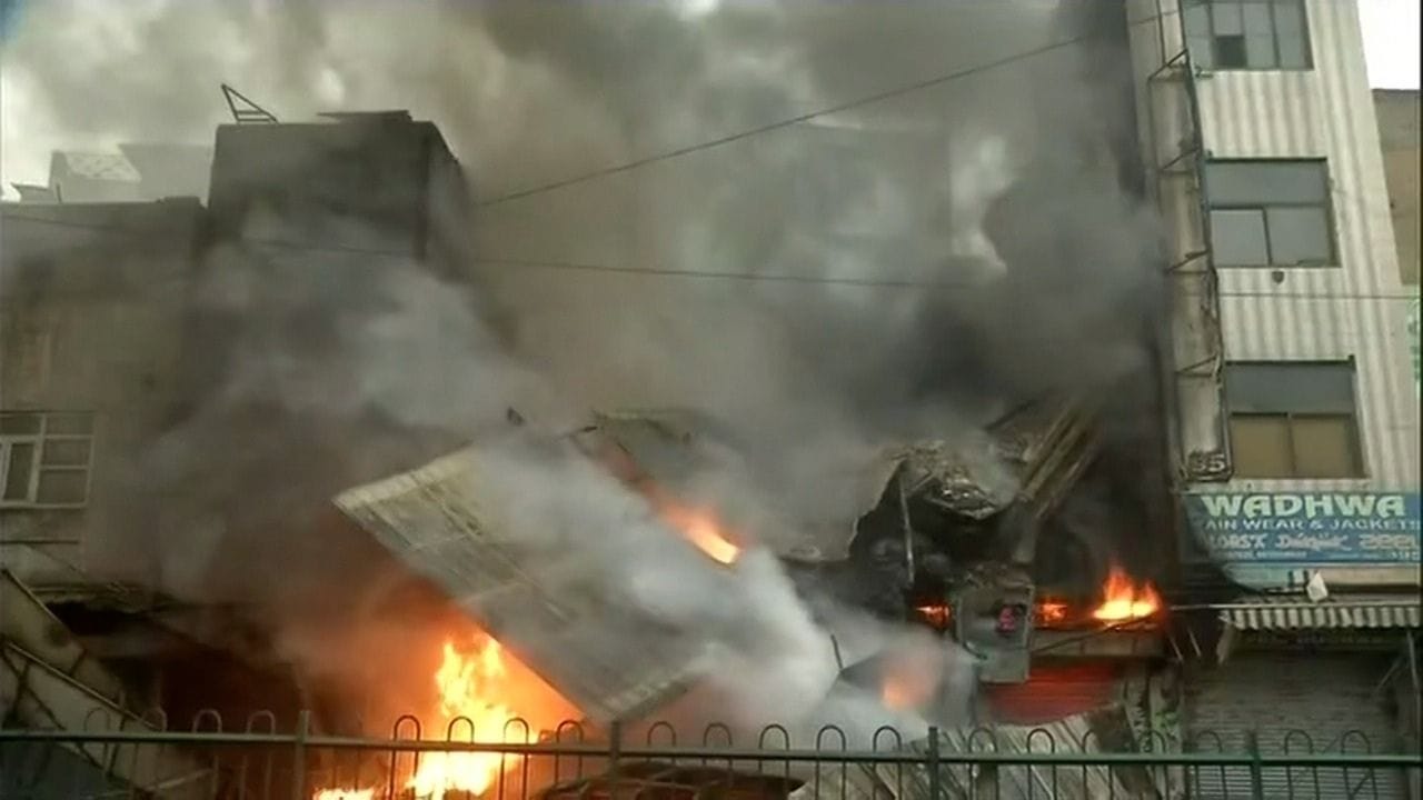Delhi Fire: কালো ধোঁয়ায় ঢেকেছে আকাশ, সাতসকালে ভয়াবহ আগুন রাজধানীর দুই ঘিঞ্জি এলাকায় Delhi Fire: কালো ধোঁয়ায় ঢেকেছে আকাশ, সাতসকালে ভয়াবহ আগুন রাজধানীর দুই ঘিঞ্জি এলাকায়