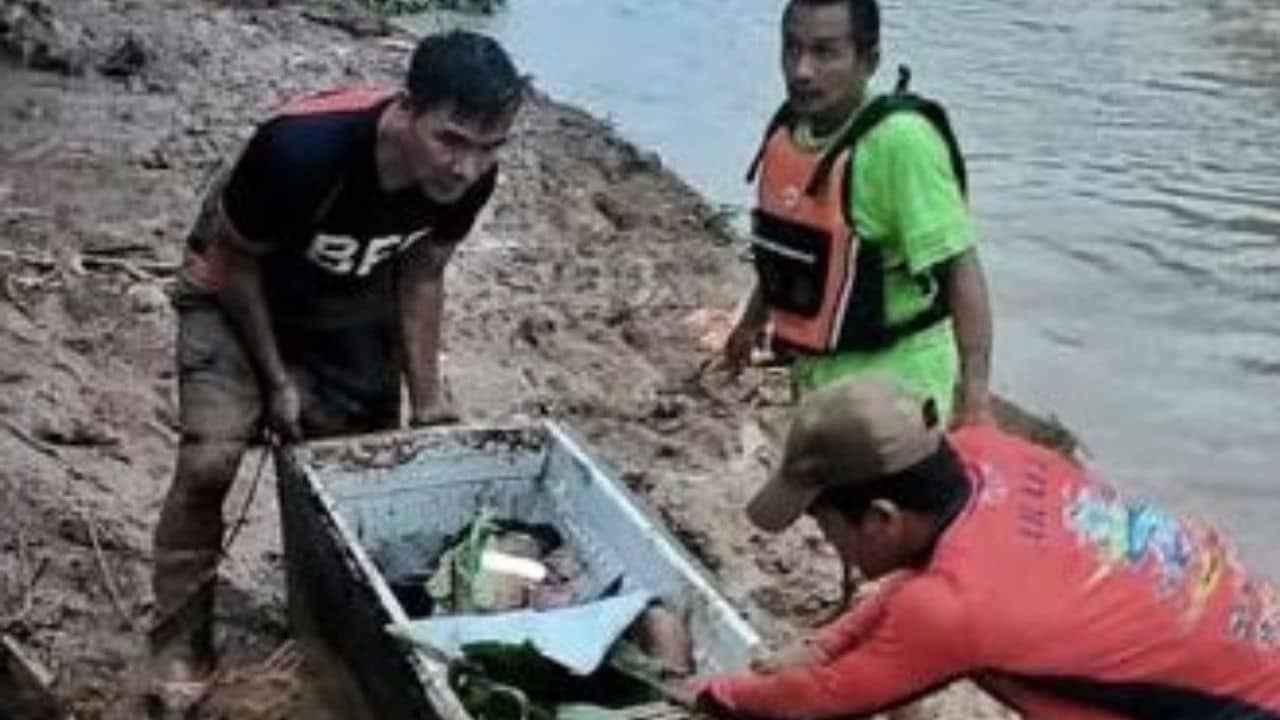 Philippines Landslide: একেই বলে কপাল! ১১ বছরের কিশোরকে ধস থেকে বাঁচিয়ে দিল ফ্রিজই...